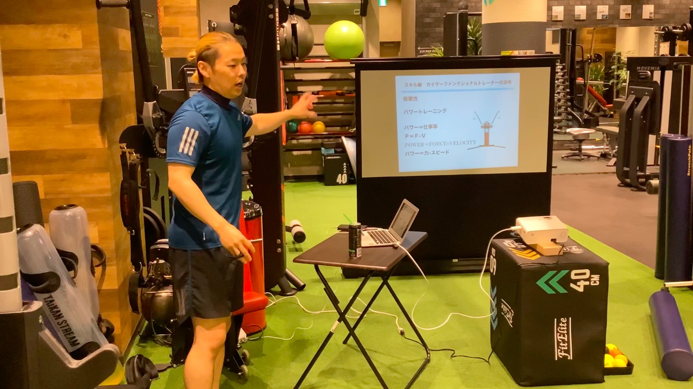 その原因の多くは、
指導基準が曖昧なまま育成が行われていることにあります。
パーソナルトレーナーが“商品”である以上、
品質のバラつきは組織のリスクになります。
